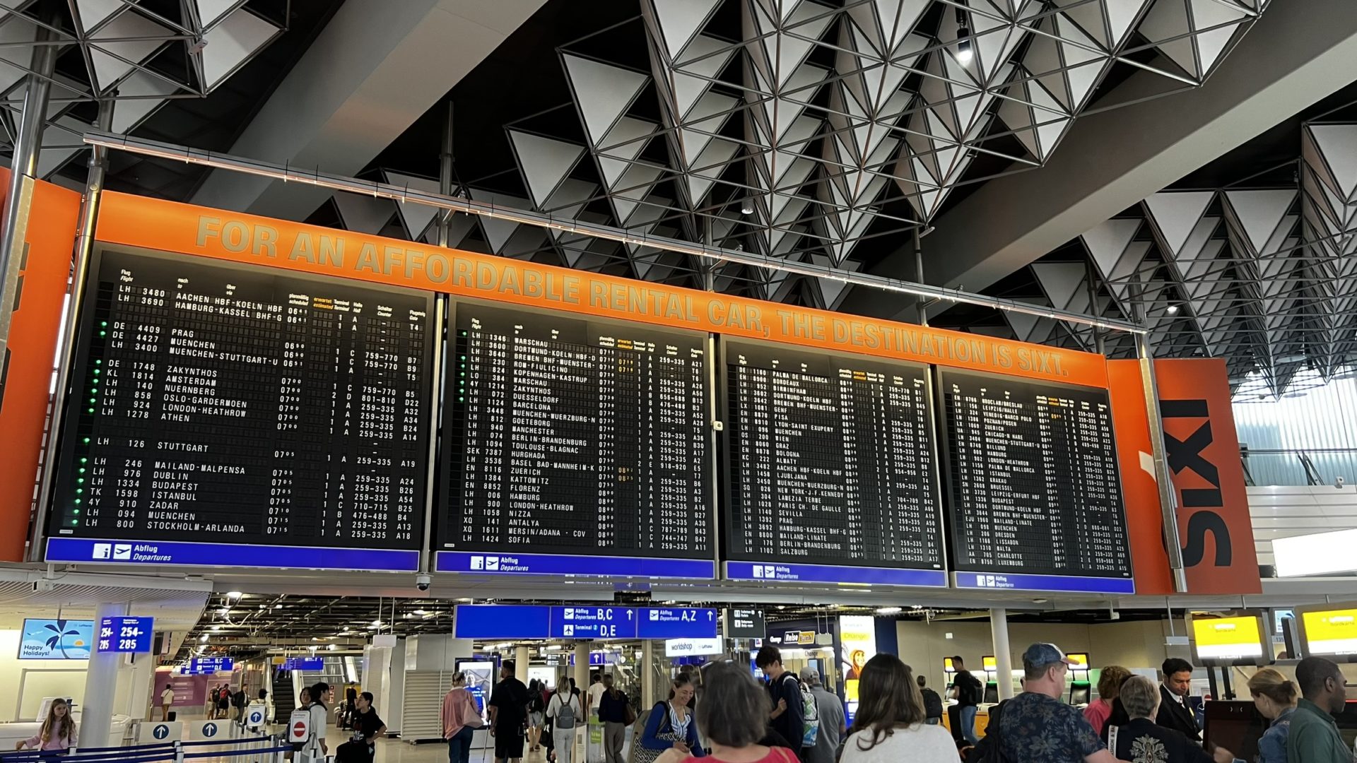 Le tableau des départs des vols à Frankfurt