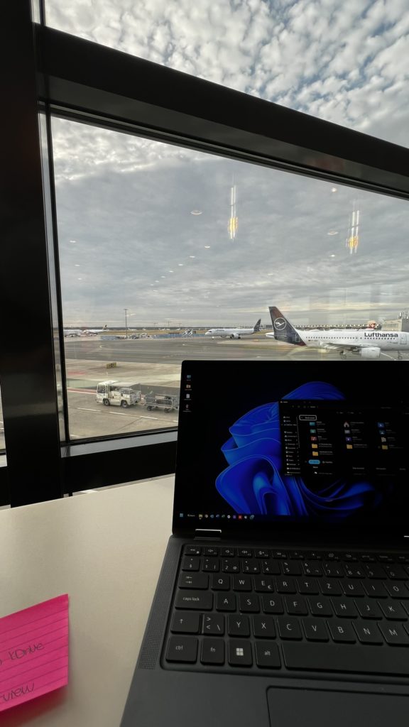 La vue depuis le Lufthansa Panorama Lounge à Frankfurt sur le tarmac