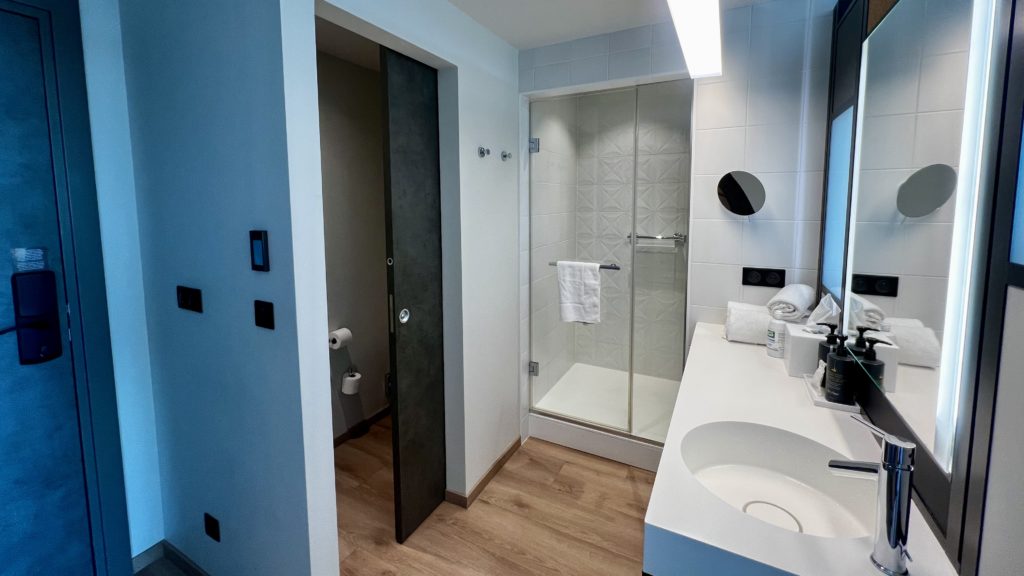 La salle de bain d'une chambre de l'hôtel Aloft à Strasbourg en France