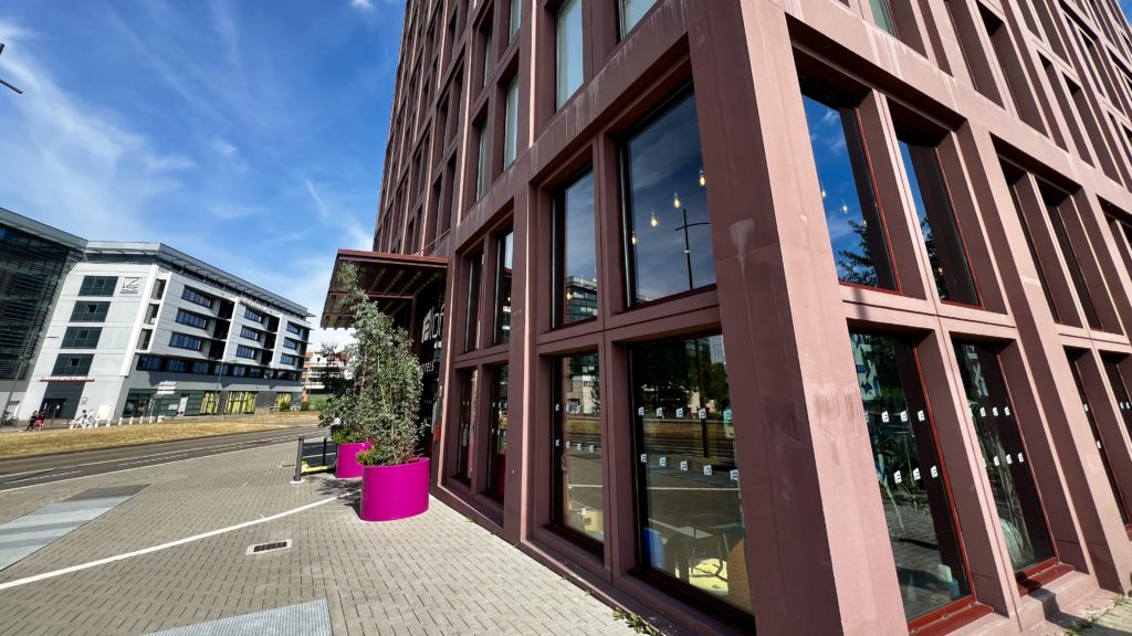 L'entrée de l'hôtel Aloft à Strasbourg en France