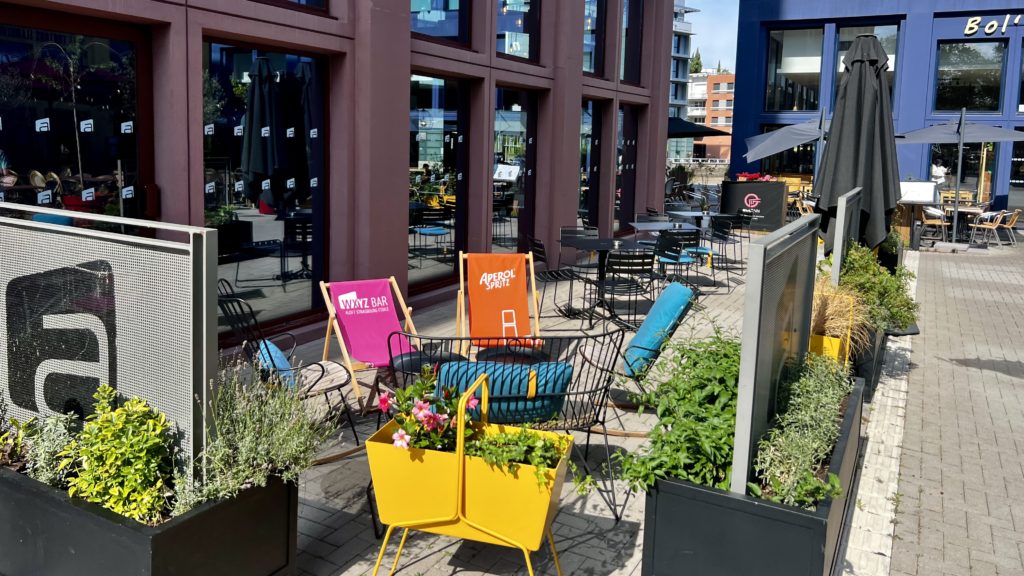 La terrasse du bar de l'hôtel Aloft à Strasbourg en France