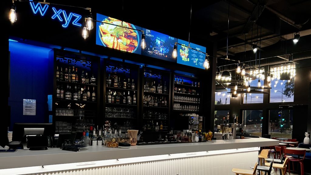 Le bar de l'hôtel Aloft à Strasbourg en France