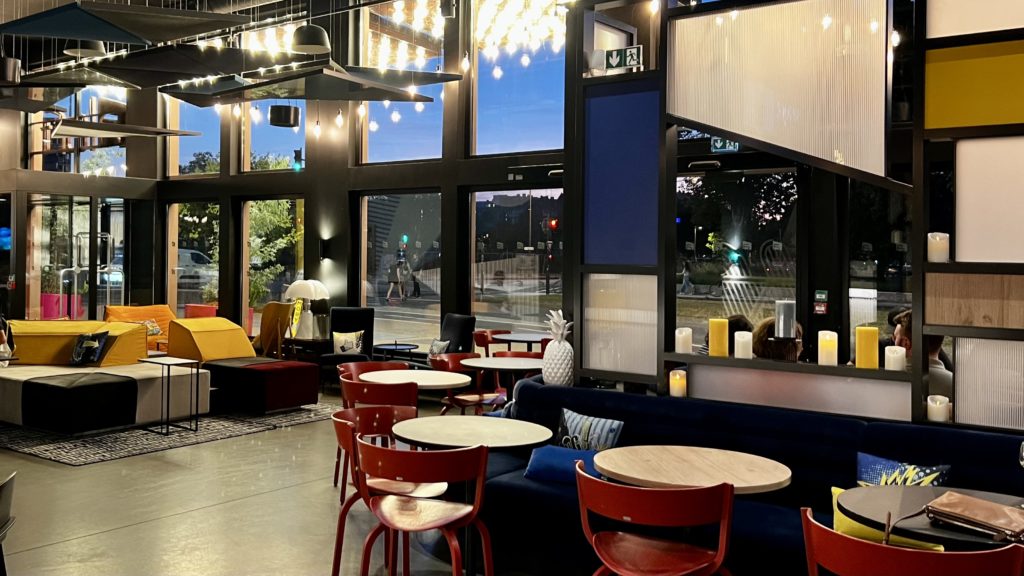 Le bar de l'hôtel Aloft à Strasbourg en France