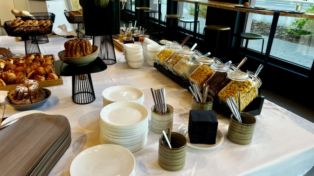 Le buffet du petit-déjeuner de l'hôtel Aloft à Strasbourg en France