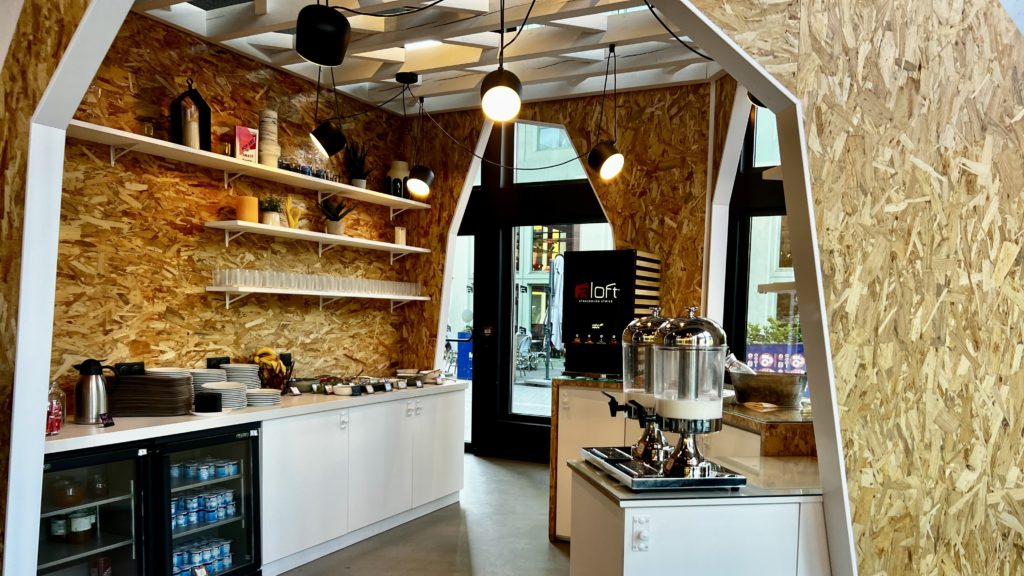 Le buffet du petit déjeuner de l'hôtel Aloft à Strasbourg en France