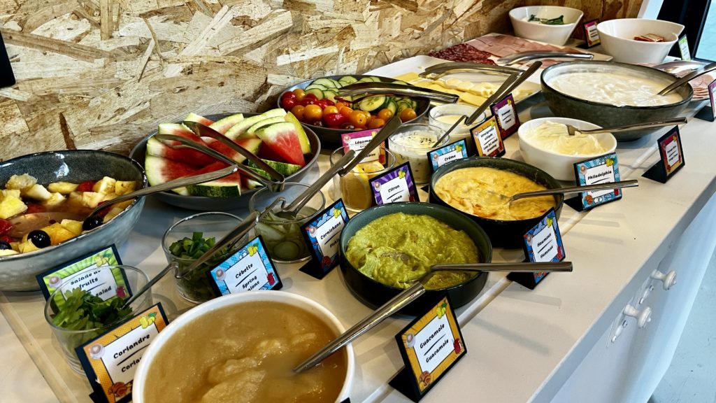 Le buffet du petit déjeuner de l'hôtel Aloft à Strasbourg en France