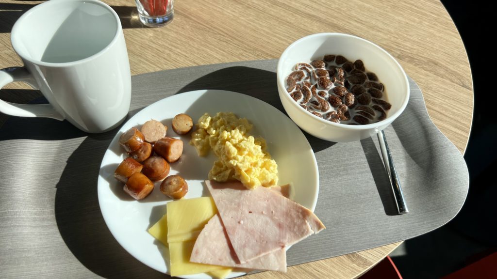 Un petit déjeuner sur un plateau avec des œufs, des céréales et du fromage de l'hôtel Aloft à Strasbourg en France