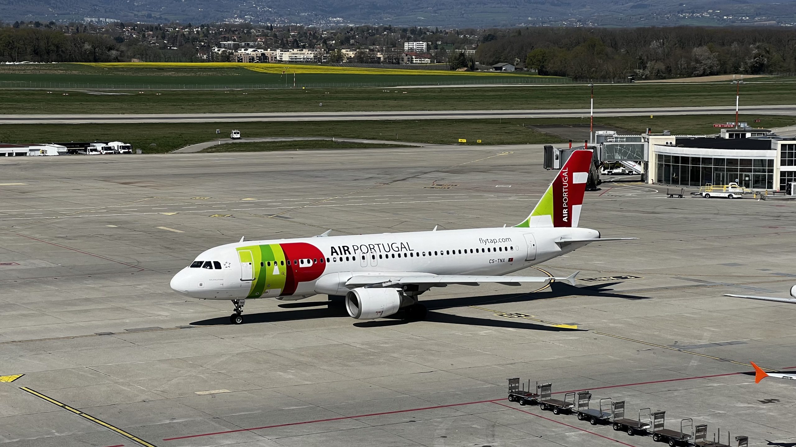 Airbus A320-214 de TAP Air Portugal immatriculé CS-TNX au roulage depuis l’aéroport de Genève (GVA) en Suisse