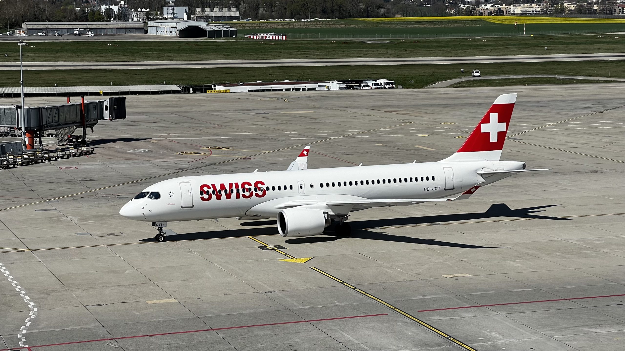 Airbus A220-300 de SWISS immatriculé HB-JCT au roulage depuis l’aéroport de Genève (GVA) en Suisse