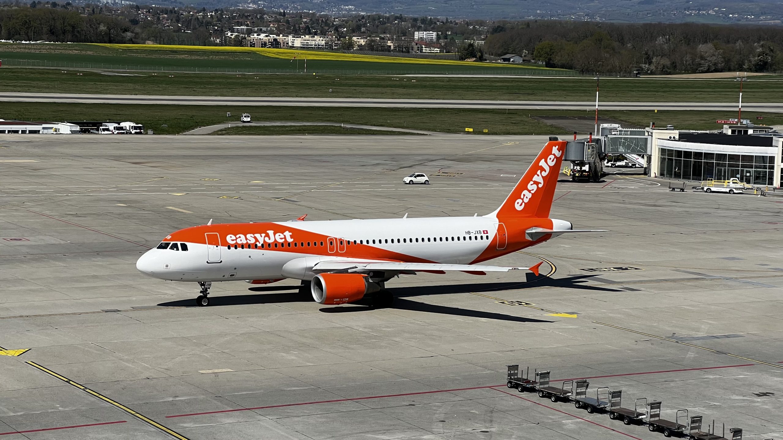 Airbus A320-214 de EasyJet Switzerland immatriculé HB-JXB au roulage depuis l’aéroport de Genève (GVA) en Suisse