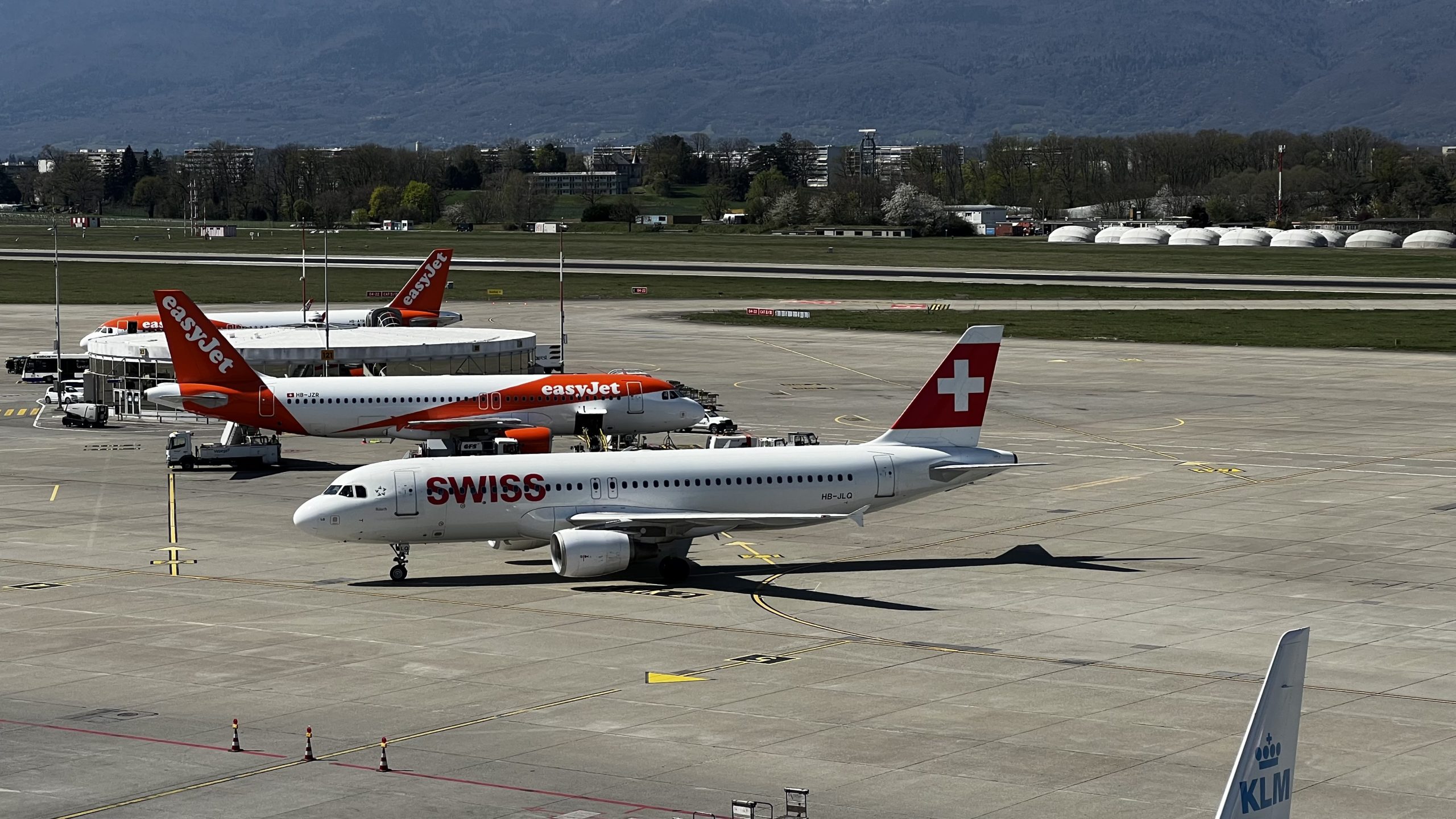 Airbus A320-214 de SWISS immatriculé HB-JLQ au roulage depuis l’aéroport de Genève (GVA) en Suisse