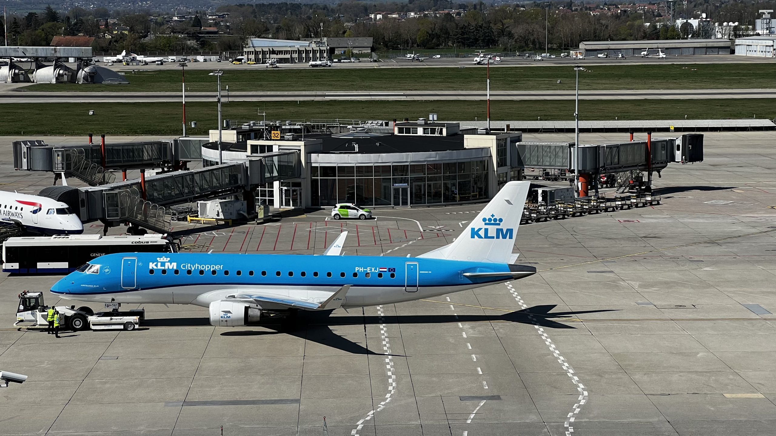 Embraer E175STD de KLM Cityhopper immatriculé PH-EXJ au push-back depuis l’aéroport de Genève (GVA) en Suisse