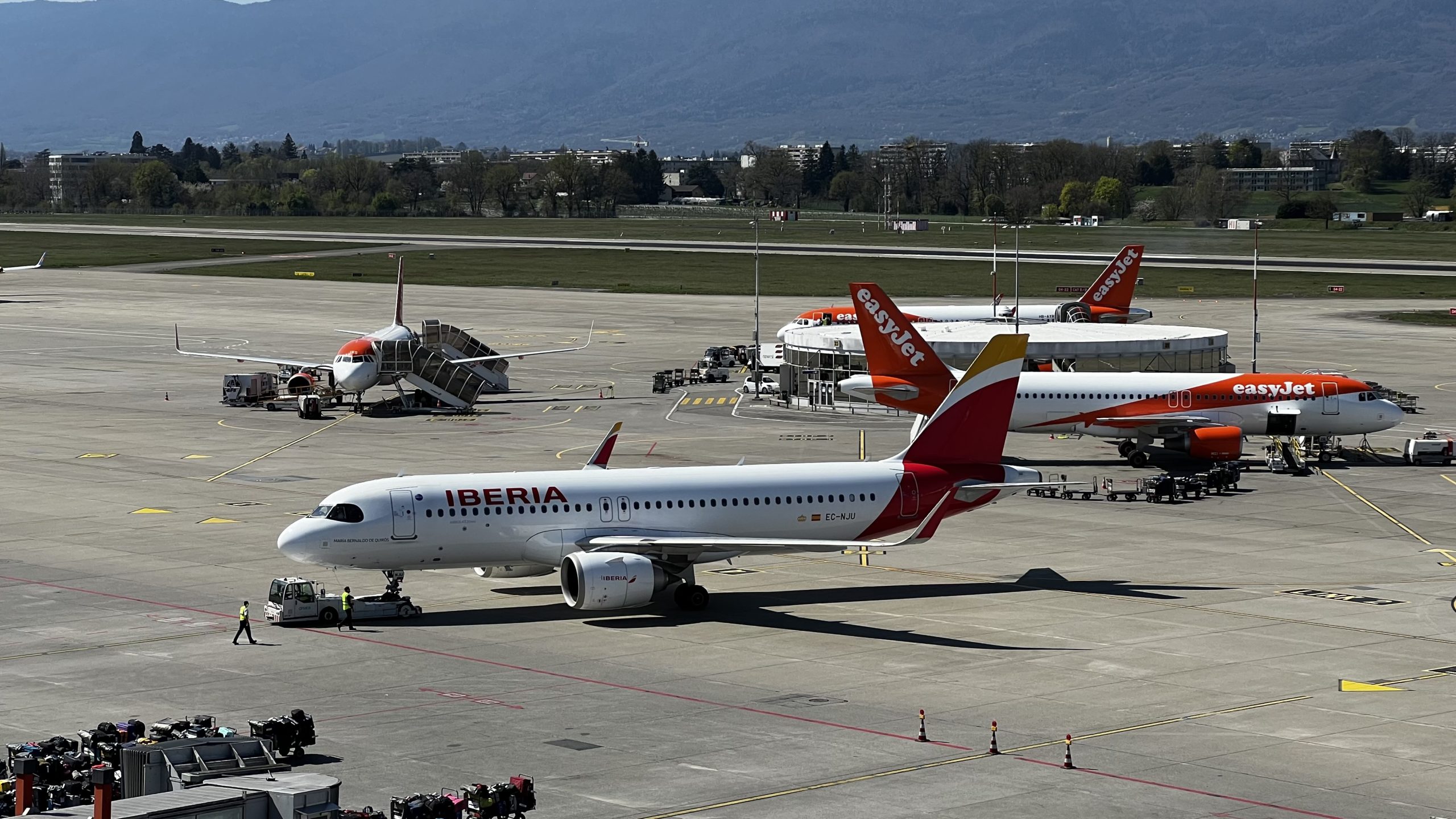 Un Airbus A320-251N de Iberia immatriculé EC-NJU au push-back depuis l’aéroport de Genève (GVA) en Suisse