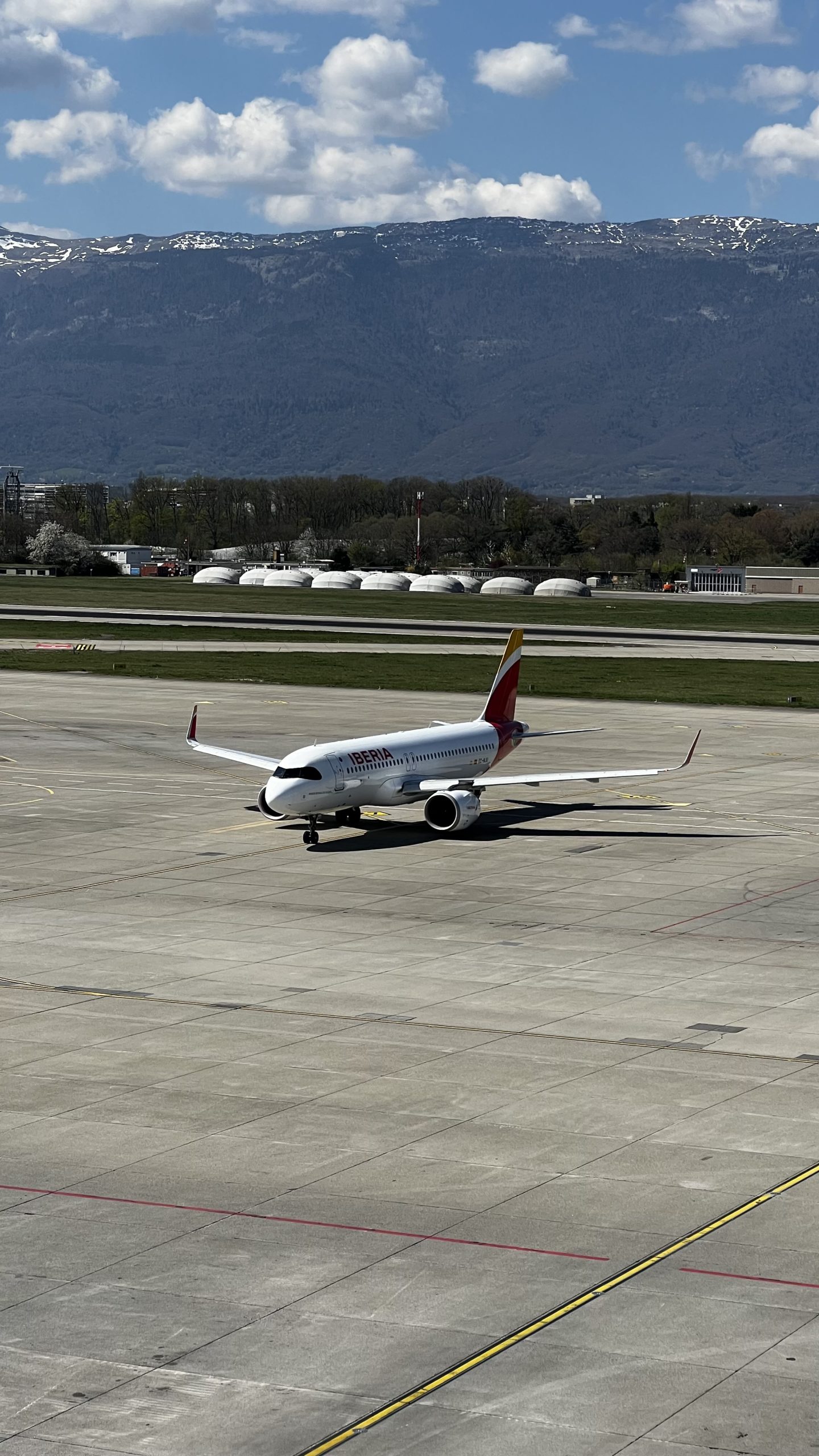 Un Airbus A320-251N de Iberia immatriculé EC-NJU au roulage depuis l’aéroport de Genève (GVA) en Suisse