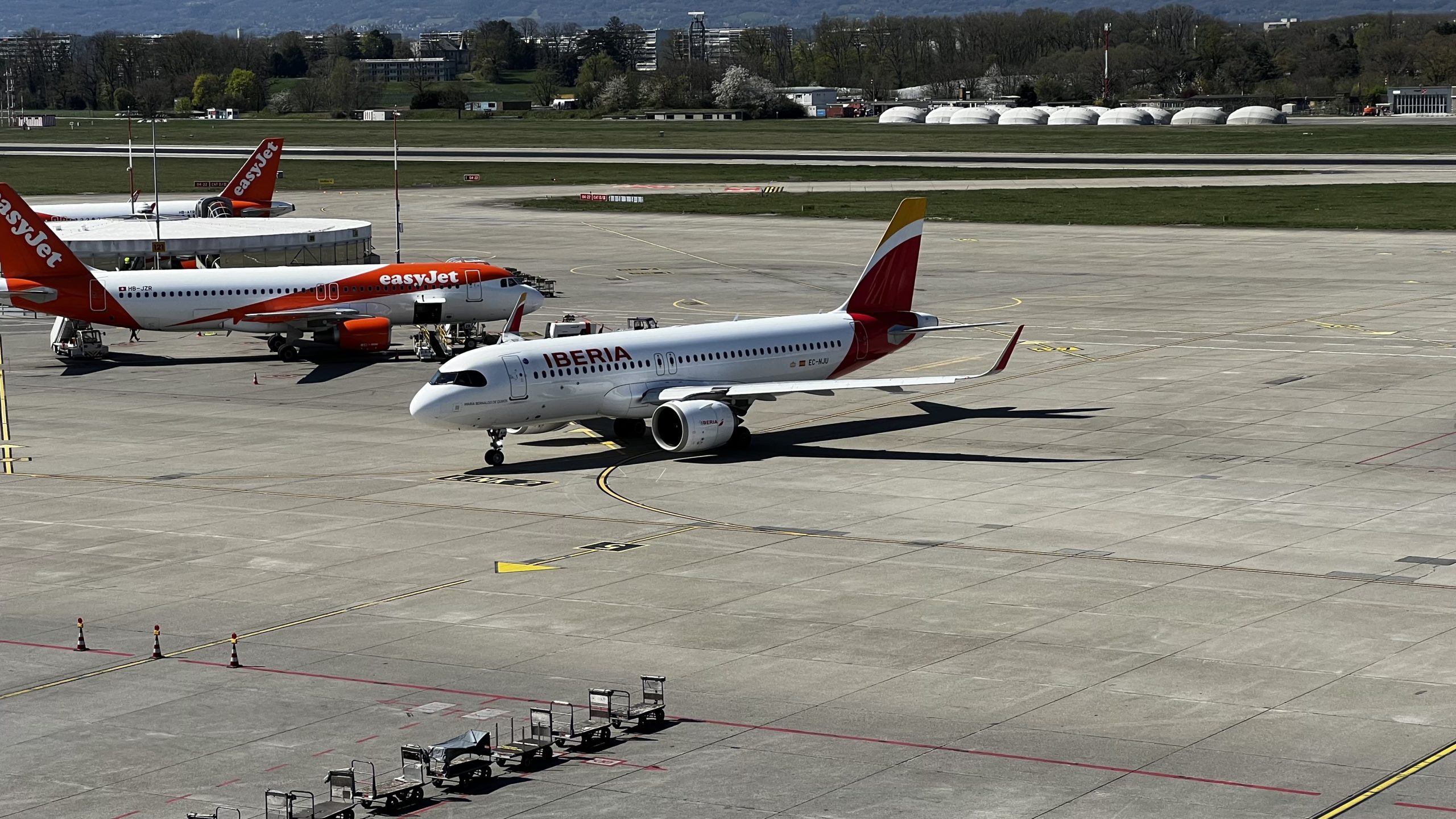 Un Airbus A320-251N de Iberia immatriculé EC-NJU au roulage depuis l’aéroport de Genève (GVA) en Suisse
