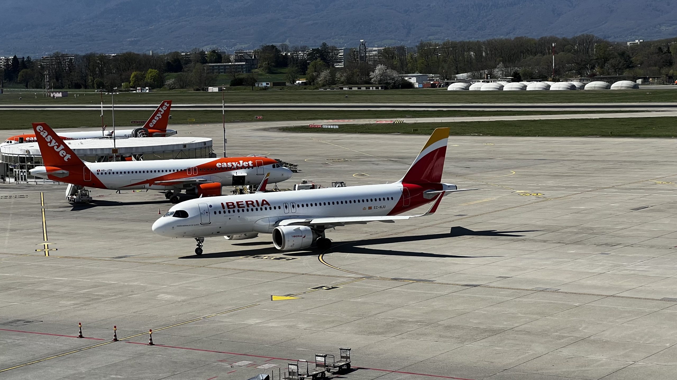 Un Airbus A320-251N de Iberia immatriculé EC-NJU au roulage depuis l’aéroport de Genève (GVA) en Suisse