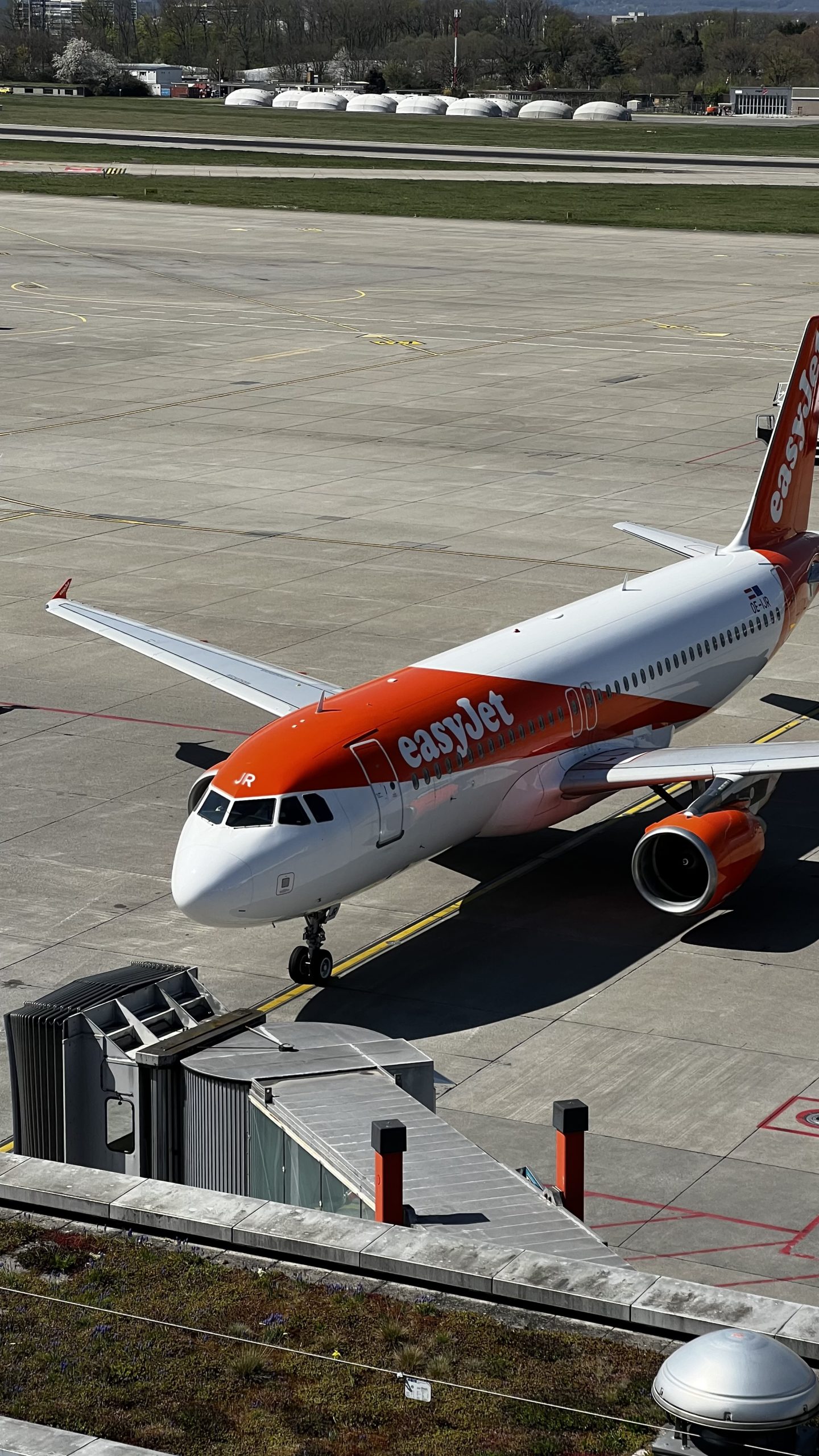 Un Airbus A320-214 de EasyJet Europe immatriculé OE-IJR en roulage depuis l’aéroport de Genève (GVA) en Suisse