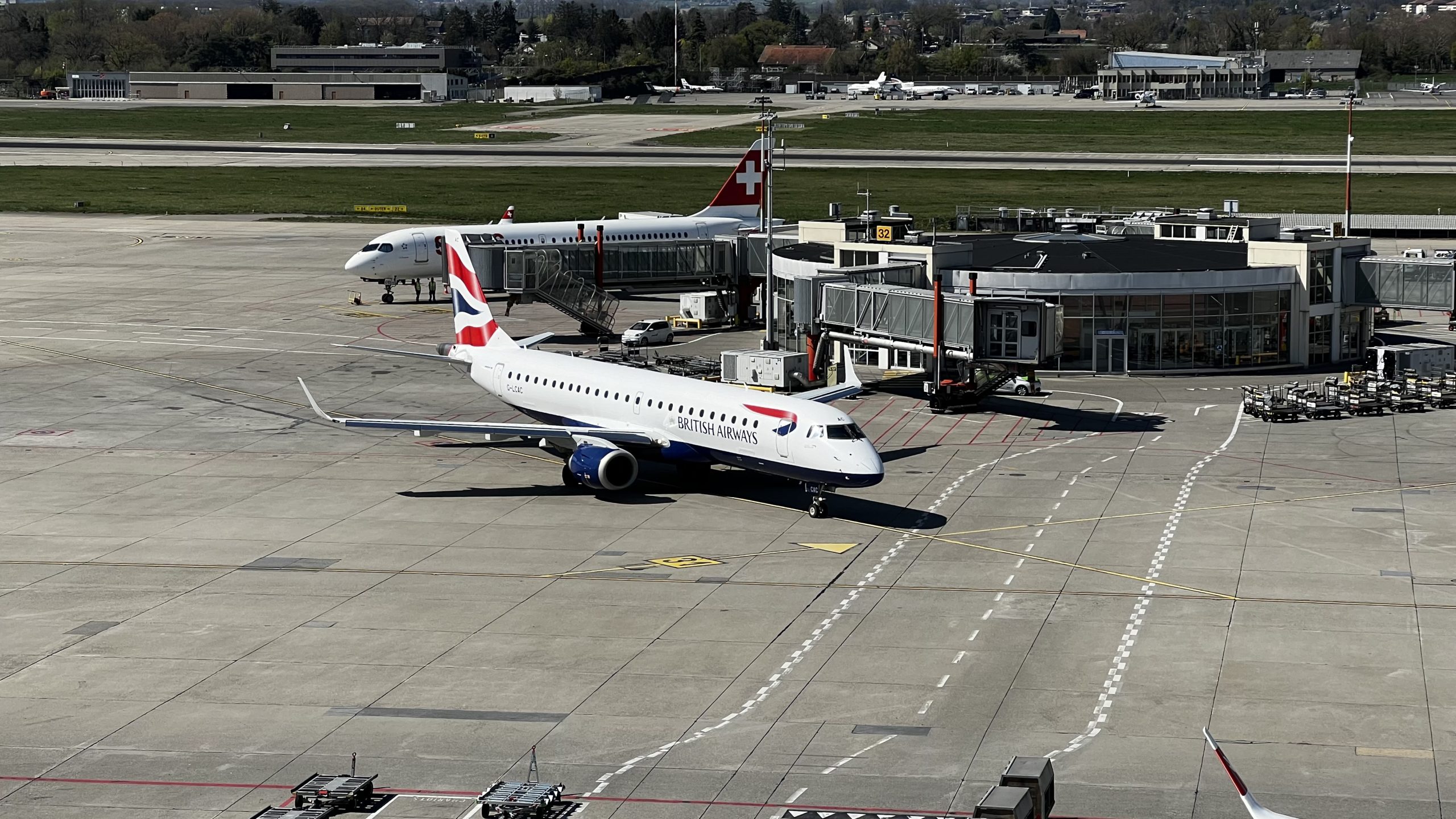 Un Embraer 190/195 de British Airways immatriculé G-LCAC au roulage depuis l’aéroport de Genève (GVA) en Suisse