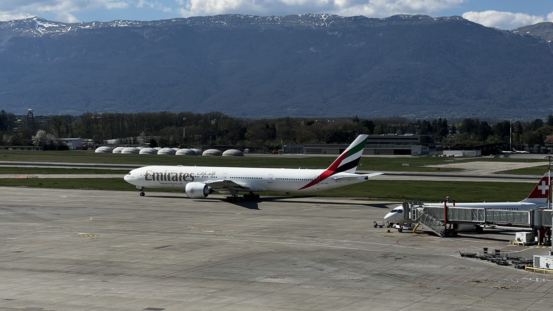 Un Boeing 777 de Emirates immatriculé A6-EQO au roulage depuis l’aéroport de Genève (GVA) en Suisse