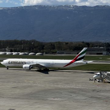 Un Boeing 777 de Emirates immatriculé A6-EQO au roulage depuis l’aéroport de Genève (GVA) en Suisse