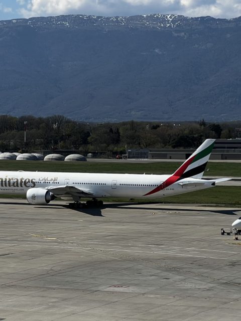 Un Boeing 777 de Emirates immatriculé A6-EQO au roulage depuis l’aéroport de Genève (GVA) en Suisse