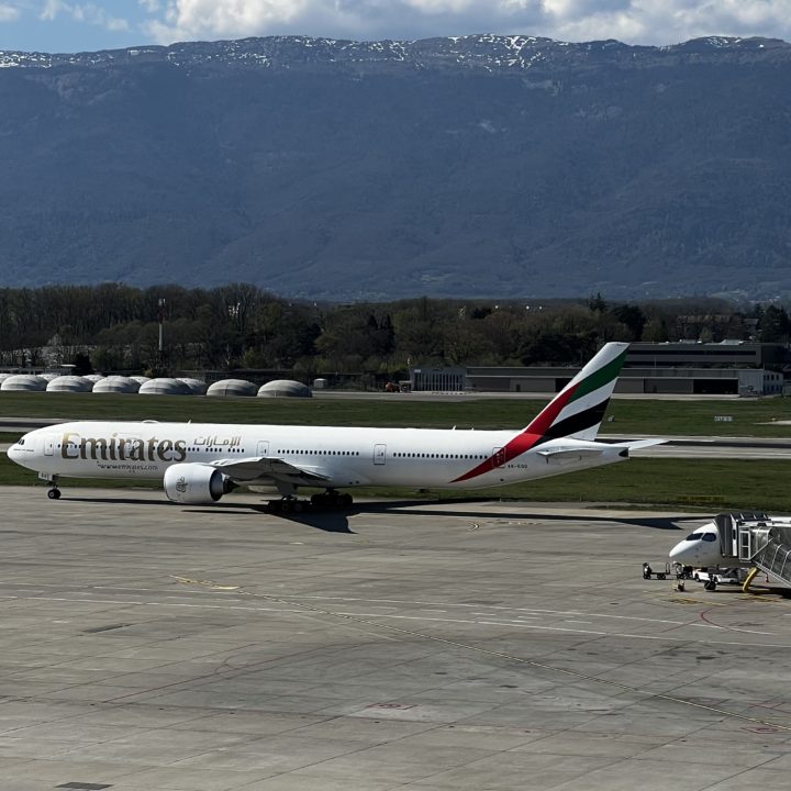 Un Boeing 777 de Emirates immatriculé A6-EQO au roulage depuis l’aéroport de Genève (GVA) en Suisse