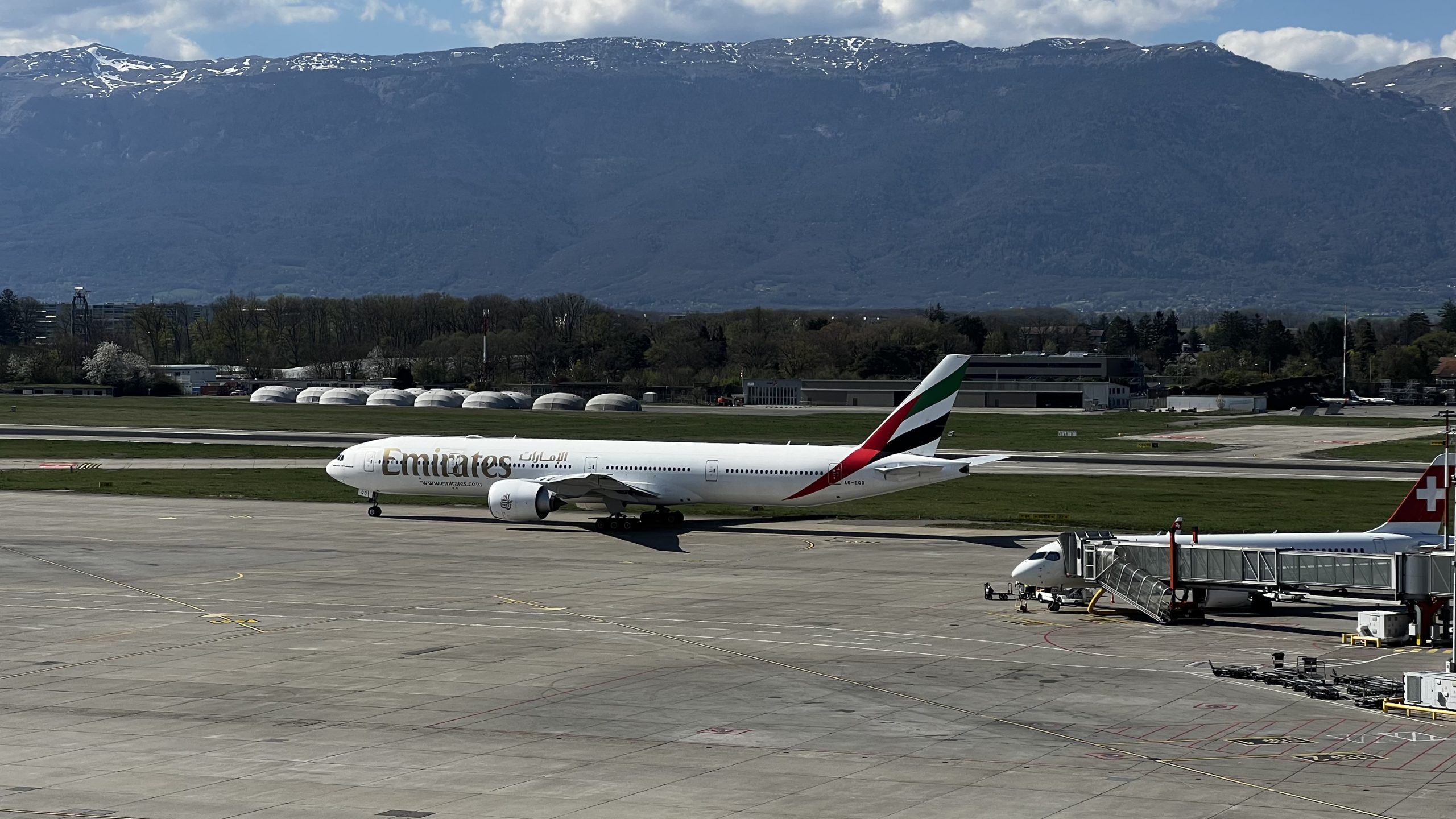Un Boeing 777 de Emirates immatriculé A6-EQO au roulage depuis l’aéroport de Genève (GVA) en Suisse