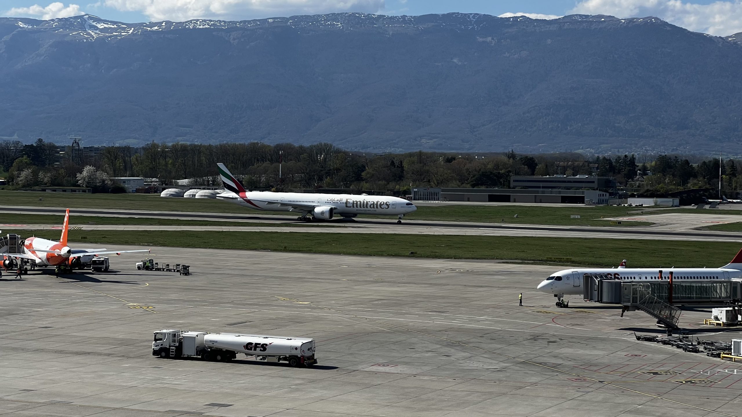 Un Boeing 777 de Emirates immatriculé A6-EQO au décollage depuis l’aéroport de Genève (GVA) en Suisse