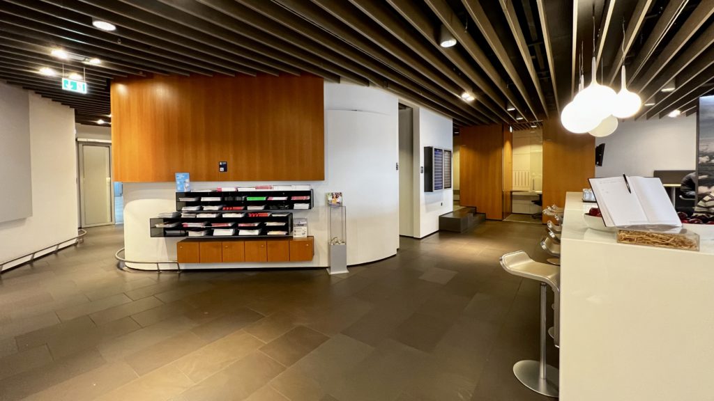 L'entrée du salon avec des journaux du Lufthansa Business Lounge A26 (Schengen) à Frankfurt