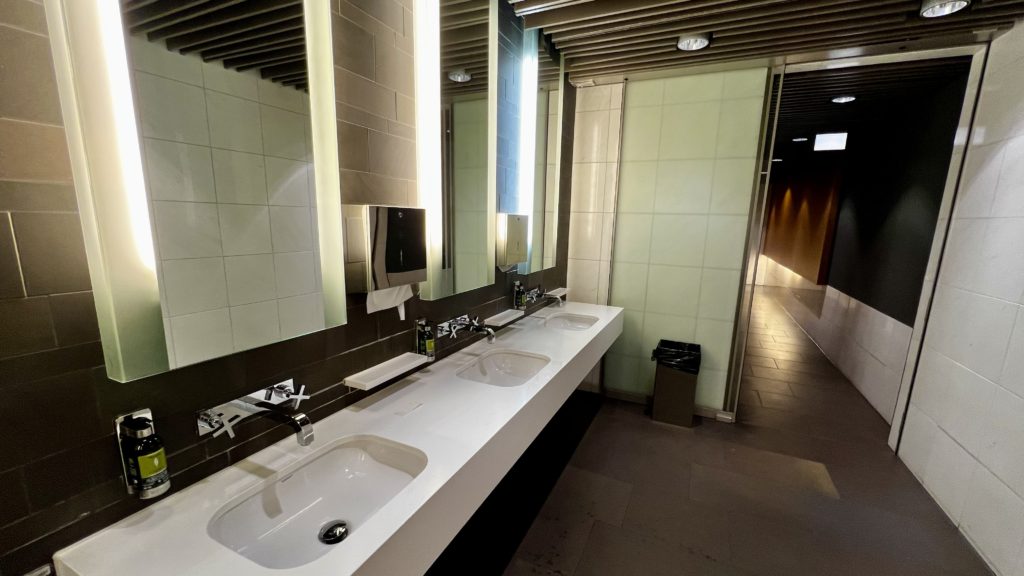 Les toilettes du Lufthansa Business Lounge A26 (Schengen) à Frankfurt