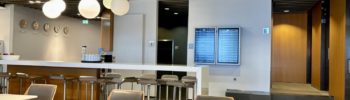 Un espace avec table et chaises ainsi que les prochains départ du Lufthansa Business Lounge A26 (Schengen) à Frankfurt