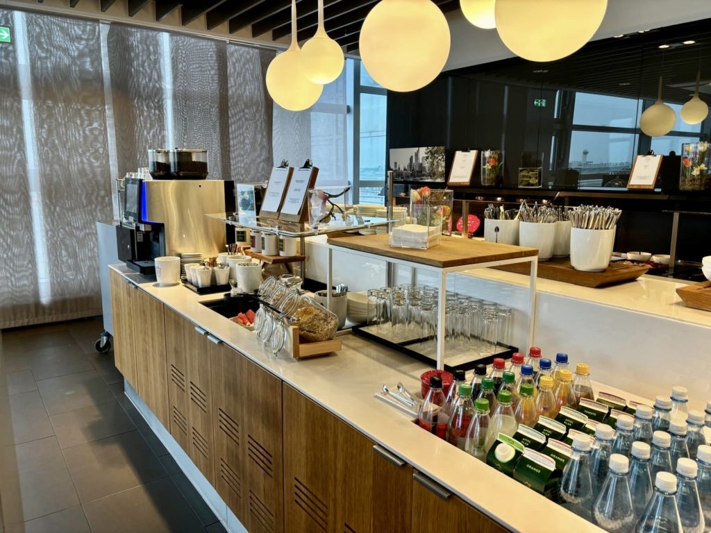 Le buffet du Lufthansa Business Lounge A26 (Schengen) à Frankfurt