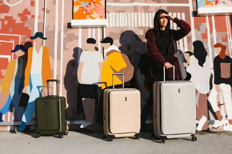 Voyager sans stress : comment bien préparer sa valise et respecter les règles en avion
