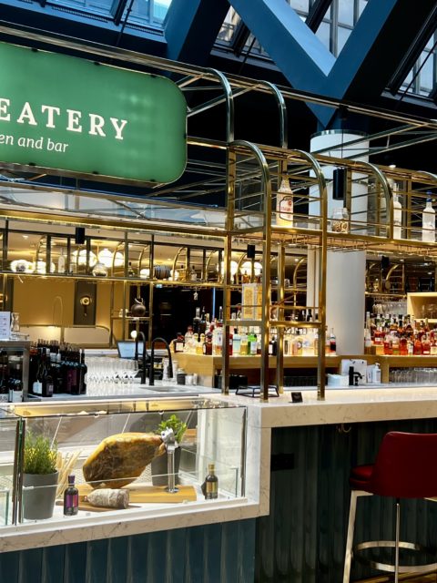 Un bar au Sheraton Frankfurt en Allemagne