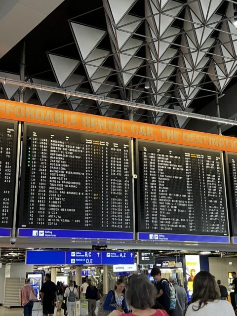 Le tableau des départs des vols à Frankfurt
