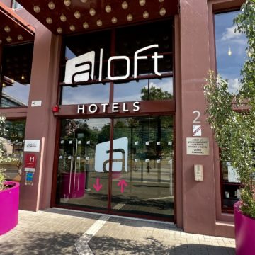 L'entrée de l'hôtel Aloft à Strasbourg en France