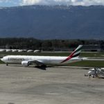 Un Boeing 777 de Emirates immatriculé A6-EQO au roulage depuis l’aéroport de Genève (GVA) en Suisse