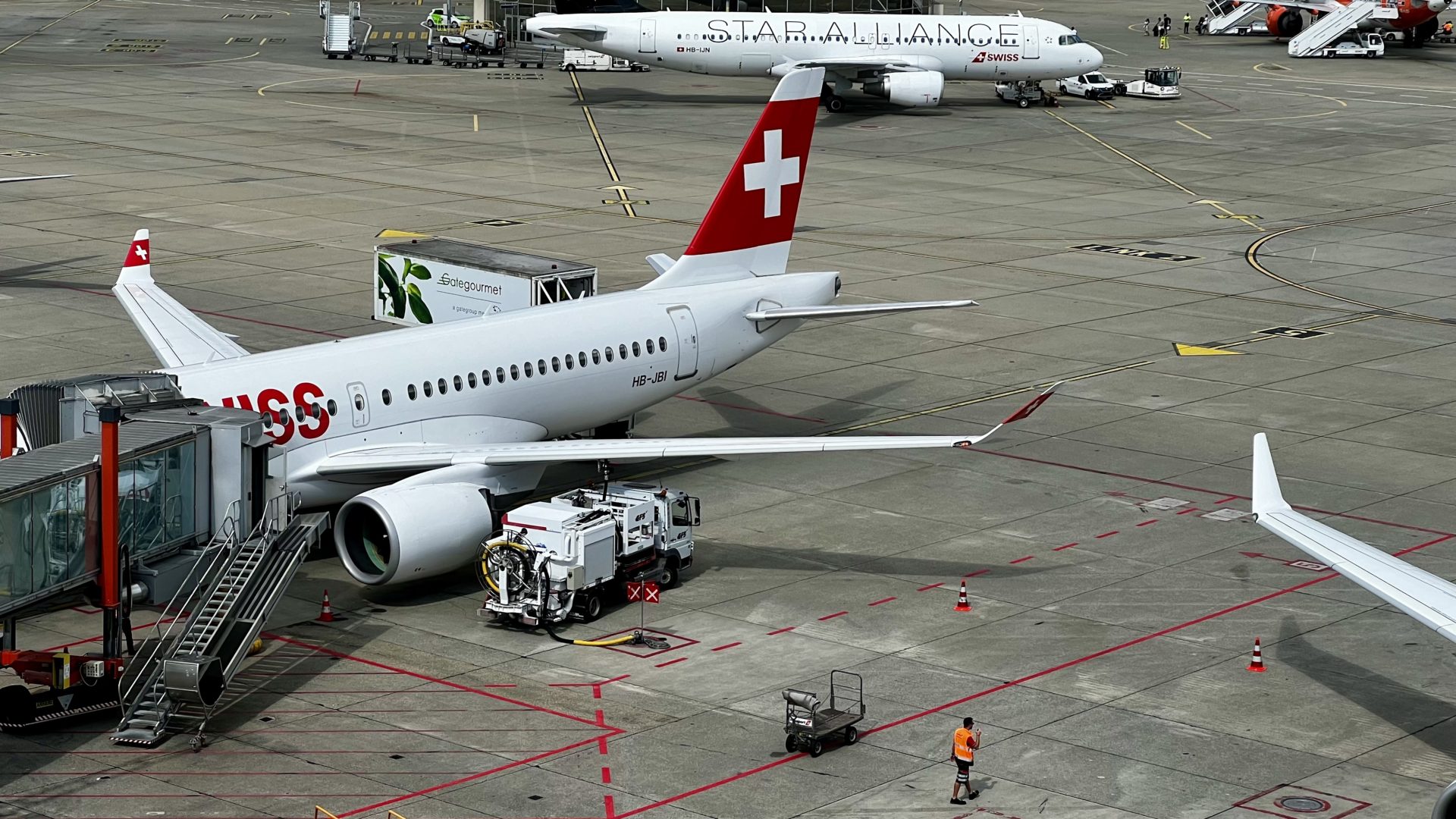 Un Airbus A220-100 de SWISS à Genève (GVA) en refueling