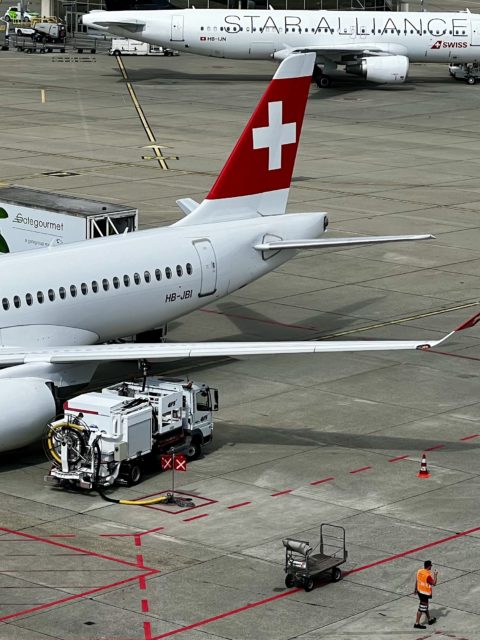 Un Airbus A220-100 de SWISS à Genève (GVA) en refueling