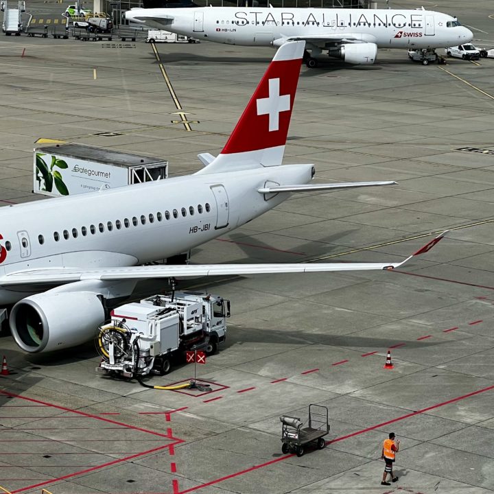 Un Airbus A220-100 de SWISS à Genève (GVA) en refueling