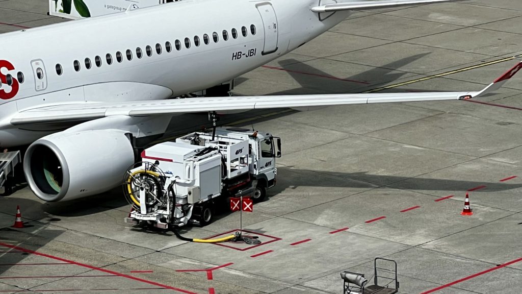 Un Airbus A220-100 de SWISS à Genève (GVA) en refueling