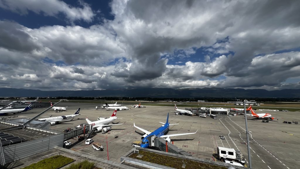 La piste de l'aéroport de Genève (GVA) en Suisse avec quelques nuages.