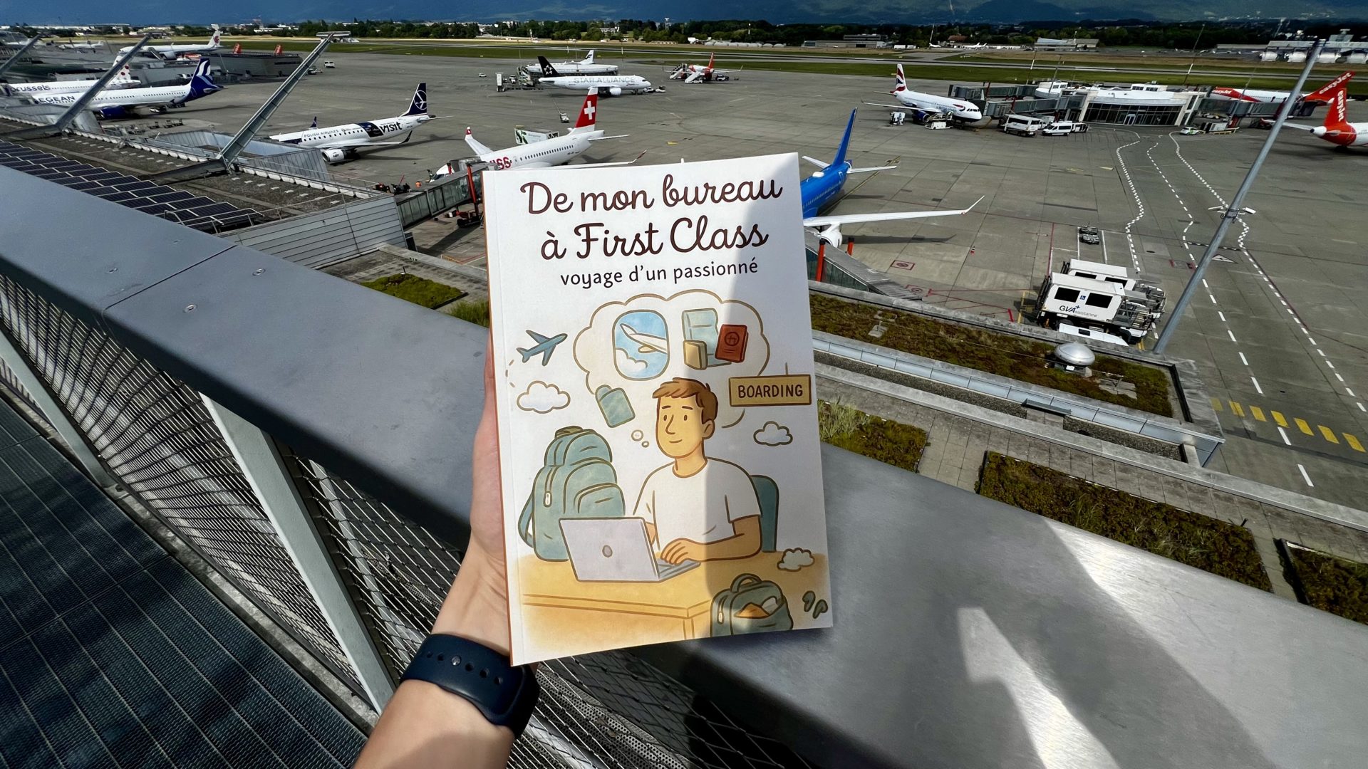 Un livre "De mon bureau à First Class : Voyage d'un passionné" édité par Sven Truffer avec une vue sur des avions