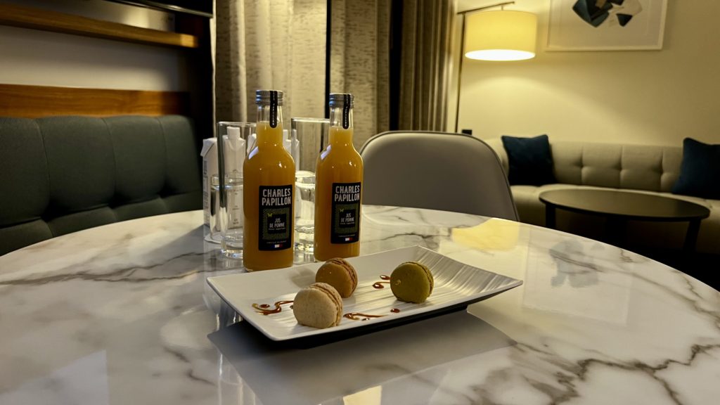 Un cadeau de bienvenue composé de jus de fruits et de macarons à l'hôtel Sheraton Nice Airport, en France