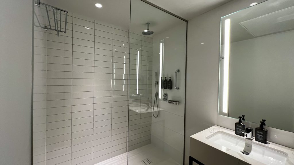 Une salle de bain d'une suite à l'hôtel Sheraton Nice Airport, en France