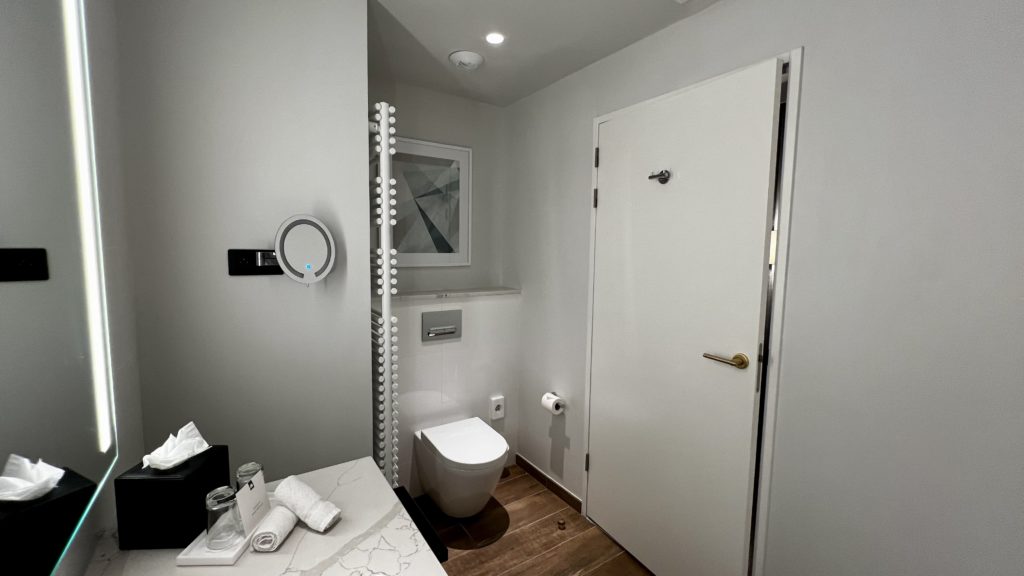 Une salle de bain d'une suite à l'hôtel Sheraton Nice Airport, en France