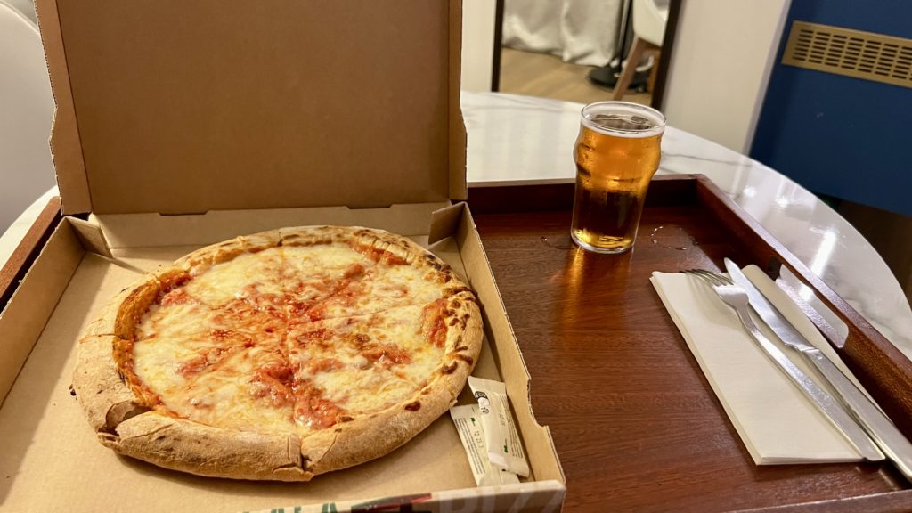 Un room service composé d'une pizza et d'une bière à l'hôtel Sheraton Nice Airport, en France