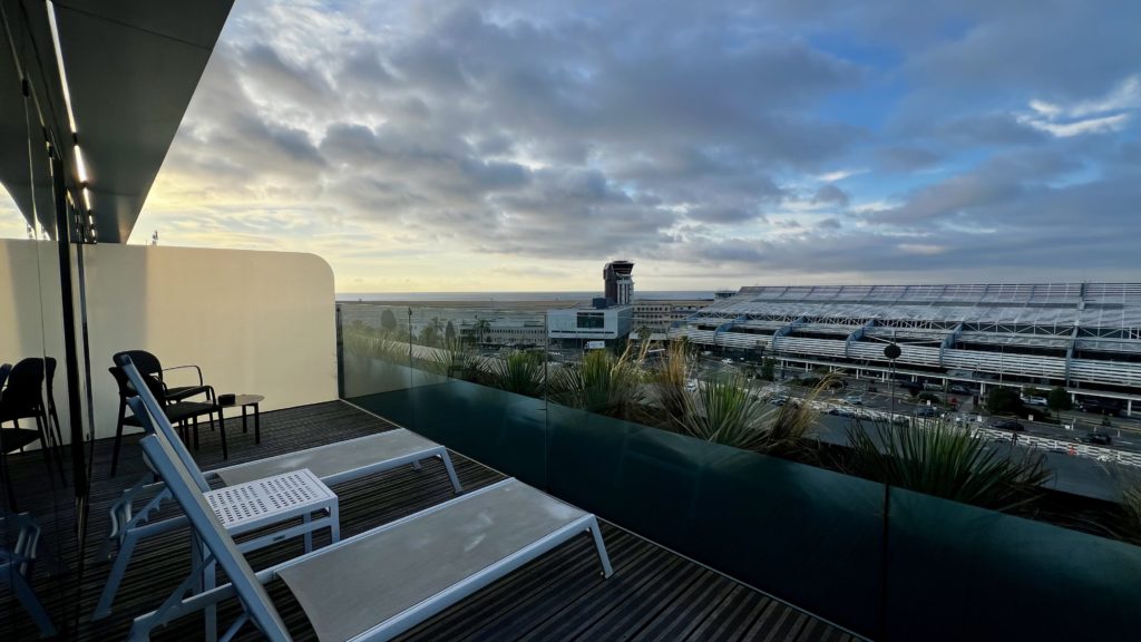 Une terrasse de suite à l'hôtel Sheraton Nice Airport, en France
