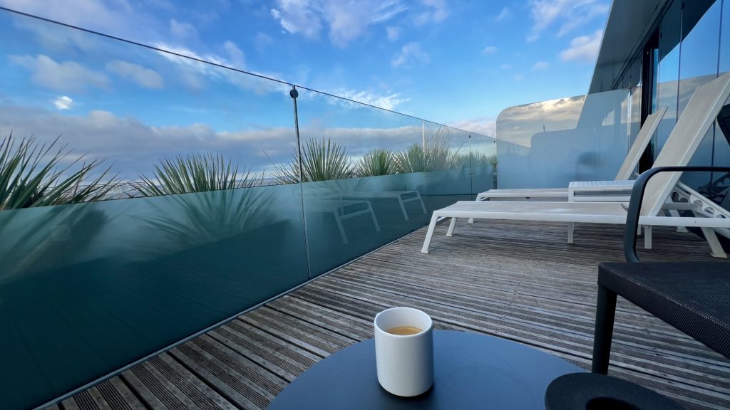 Une terrasse de suite à l'hôtel Sheraton Nice Airport, en France