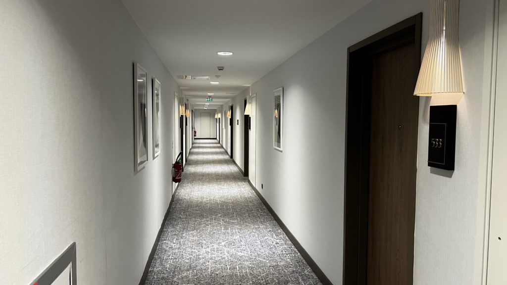 Des couloirs à l'hôtel Sheraton Nice Airport, en France